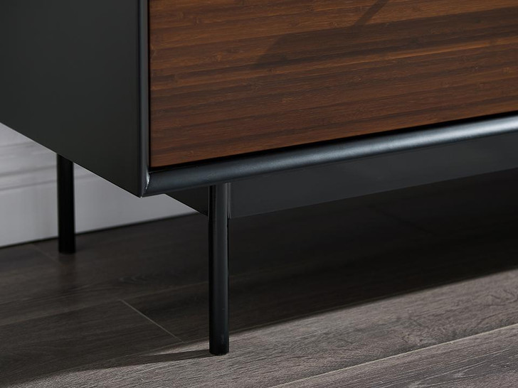 close up of the metal sides, bottom and legs.